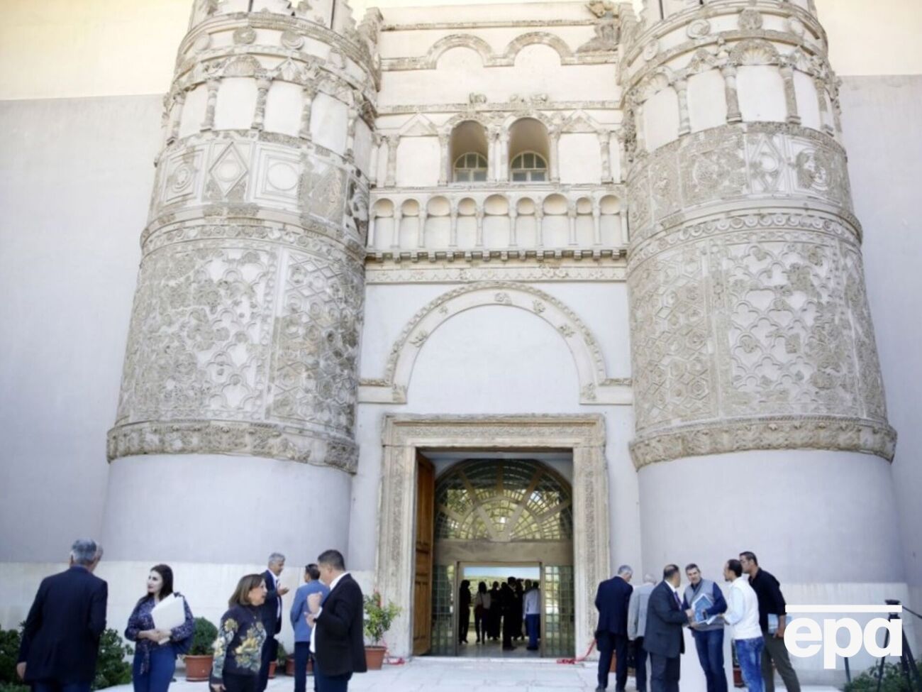 Правоохранители разыскивают похитителей и допрашивают охранников музея