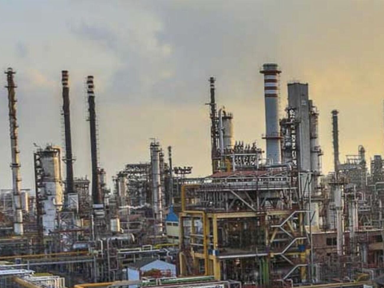 П'ять НПЗ Індії забезпечували дві третини імпорту російської нафти 2025 року, зазначило Bloomberg