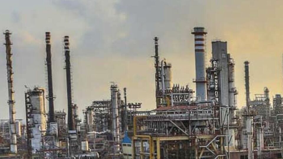 Пять НПЗ Индии обеспечивали две трети импорта российской нефти в 2025 году, отметило Bloomberg