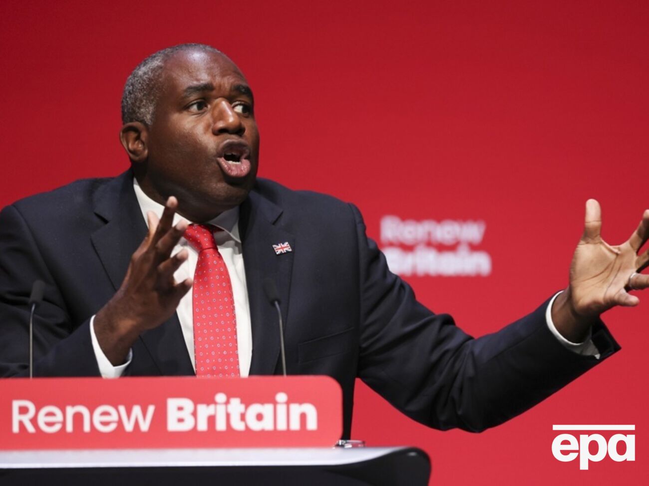 Таксиста виправдали після того, як його у квітні обвинуватили в нібито крадіжці валіз Леммі (на фото) і його дружини