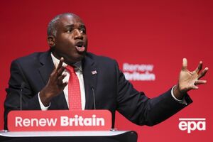 Таксиста виправдали після того, як його у квітні обвинуватили в нібито крадіжці валіз Леммі (на фото) і його дружини