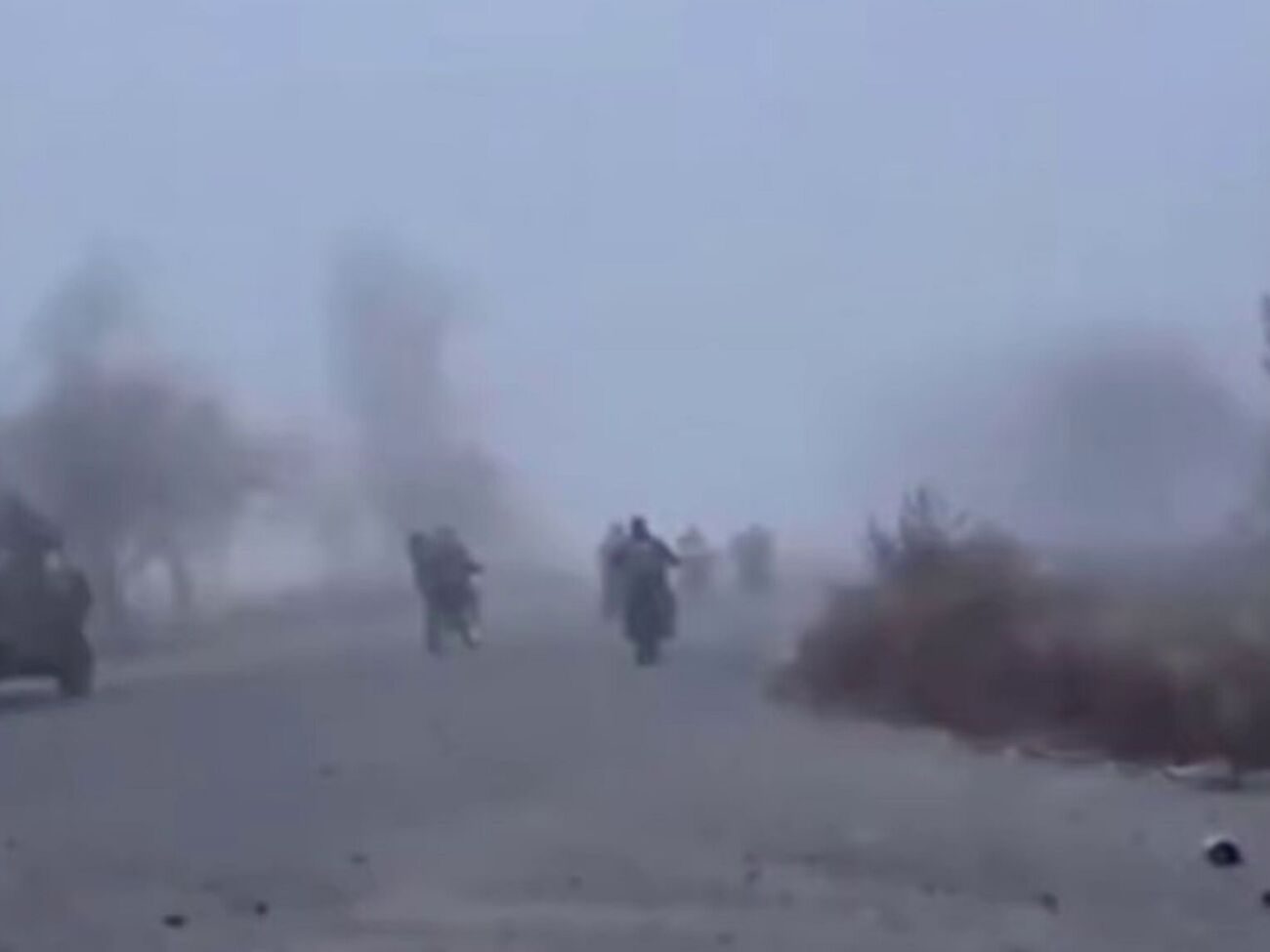 Відео, яке стало вірусним у соцмережах, демонструє, як російські військові безперешкодно вʼїжджають у місто в тумані