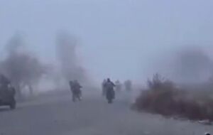 Відео, яке стало вірусним у соцмережах, демонструє, як російські військові безперешкодно вʼїжджають у місто в тумані