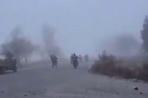 Відео, яке стало вірусним у соцмережах, демонструє, як російські військові безперешкодно вʼїжджають у місто в тумані