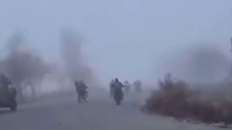 Відео, яке стало вірусним у соцмережах, демонструє, як російські військові безперешкодно вʼїжджають у місто в тумані