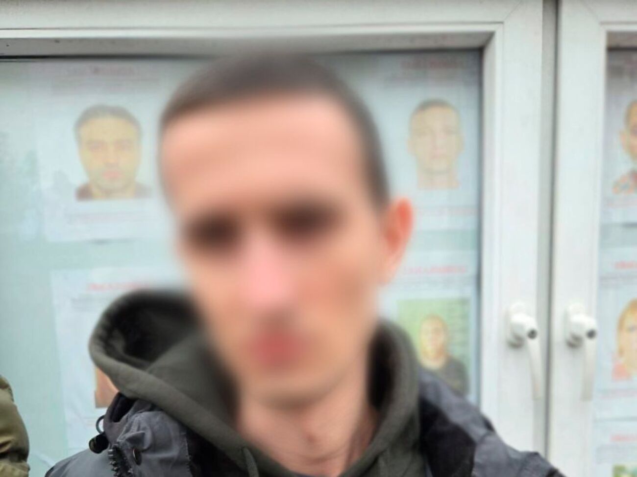 За даними слідства, фігурант познайомився з 11-річною школяркою в соціальній мережі й протягом двох тижнів вів із нею переписку