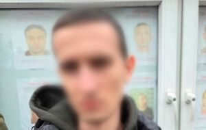 По данным следствия, фигурант познакомился с 11-летней школьницей в социальной сети и в течение двух недель вел с ней переписку