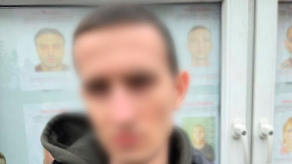 По данным следствия, фигурант познакомился с 11-летней школьницей в социальной сети и в течение двух недель вел с ней переписку