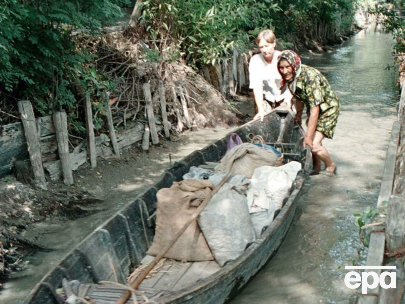 Через відсутність чоловіків у Вилковому жінки почали виконувати традиційно чоловічу роботу, зокрема займатися рибальством, наголосили журналісти