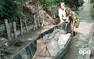 Через відсутність чоловіків у Вилковому жінки почали виконувати традиційно чоловічу роботу, зокрема займатися рибальством, наголосили журналісти