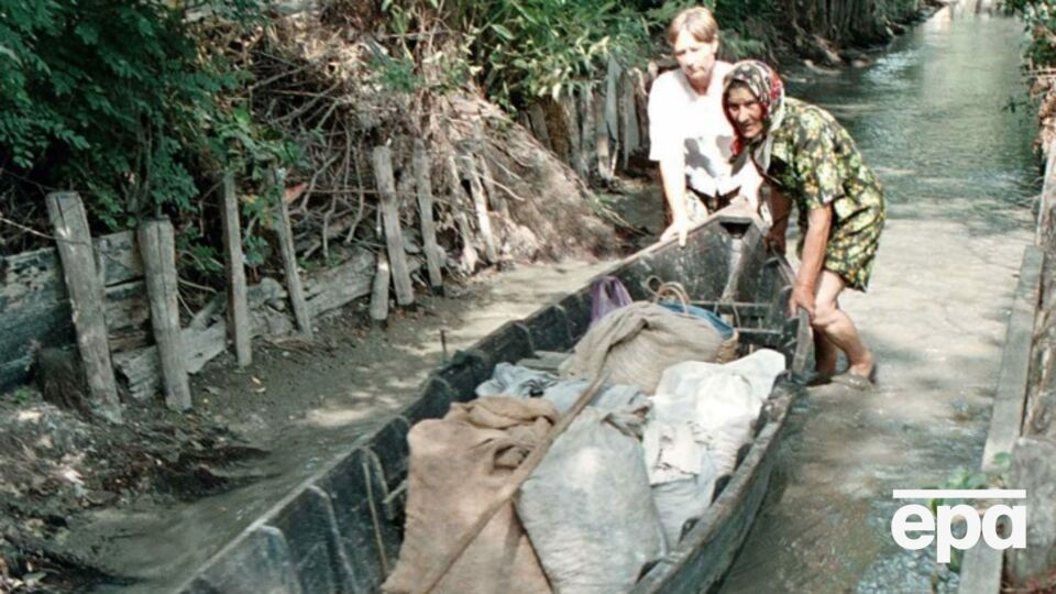 Через відсутність чоловіків у Вилковому жінки почали виконувати традиційно чоловічу роботу, зокрема займатися рибальством, наголосили журналісти