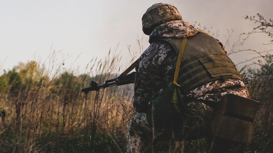 Пытаясь продвинуться, противник несет большие потери, отмечают военные