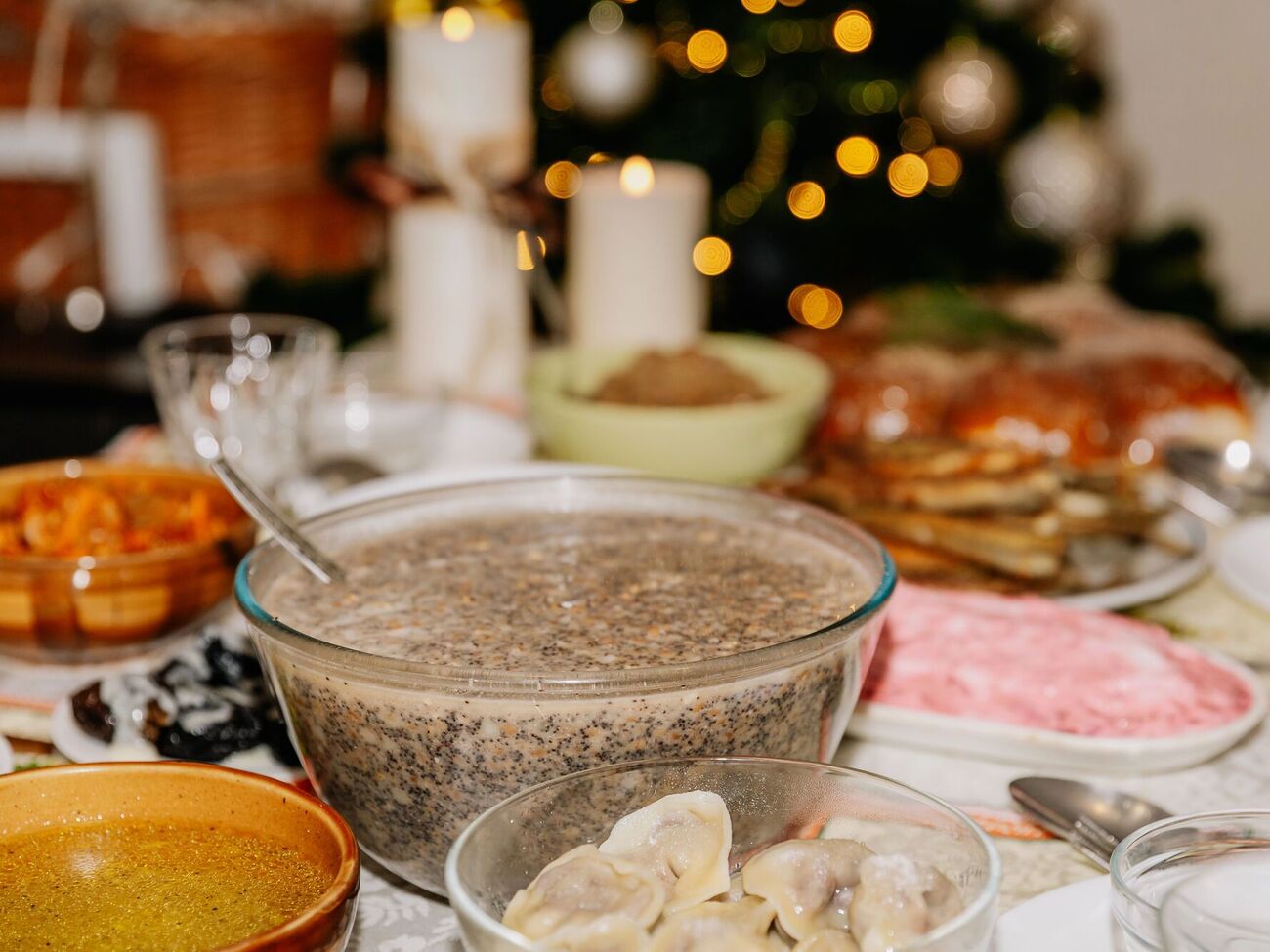 Для приготування пісних страв знадобляться квасоля, сочевиця, маш, горох, гречка, перловка, рис, пшоно, вівсянка, овочі й фрукти, горіхи й насіння, а також гриби