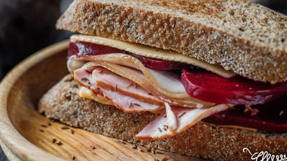 Сэндвич имеет много начинки