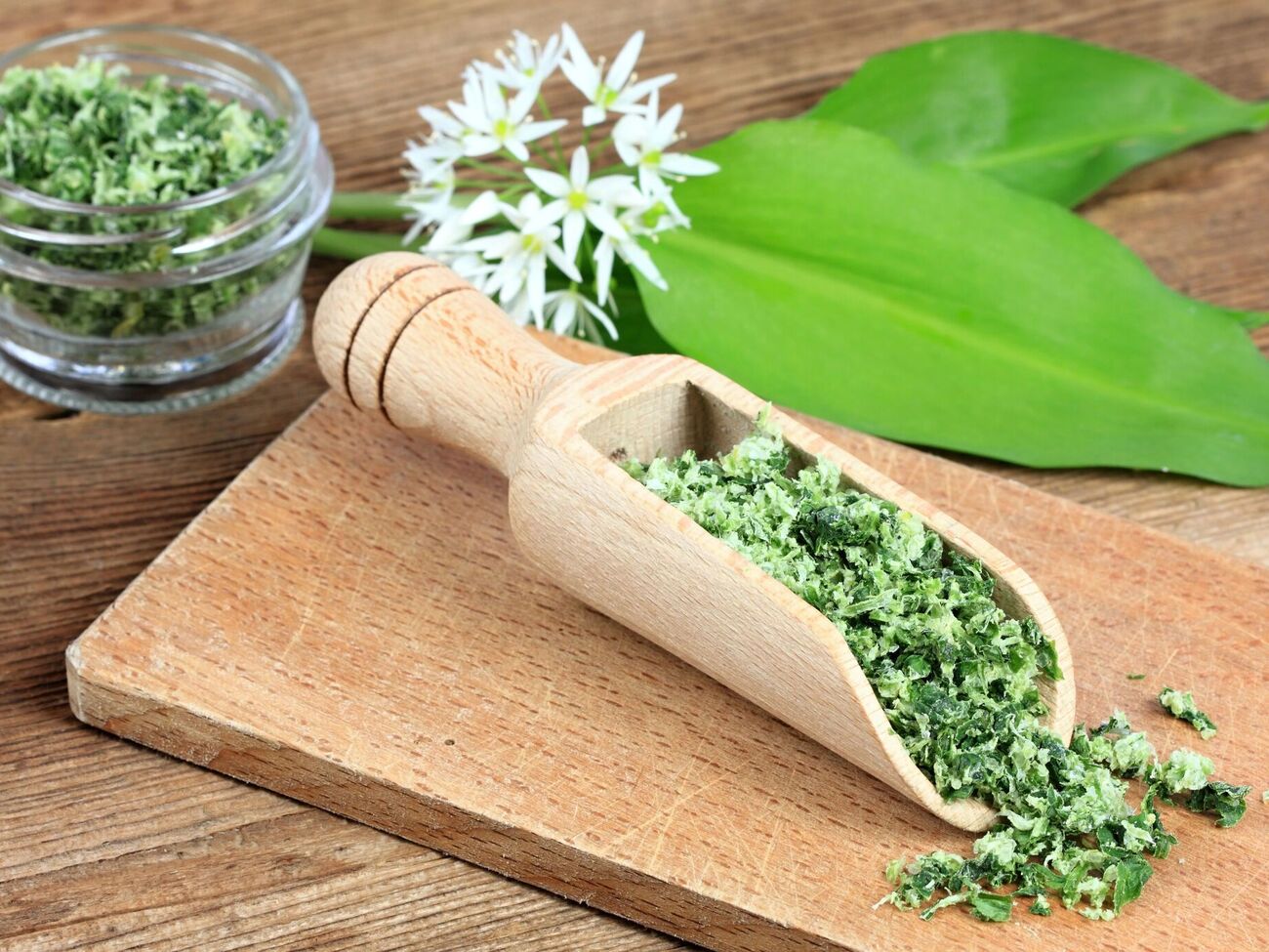Зелена трав'яна сіль надовго зберігає аромат свіжих страв