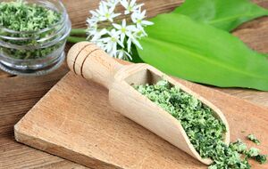 Зелена трав'яна сіль надовго зберігає аромат свіжих страв