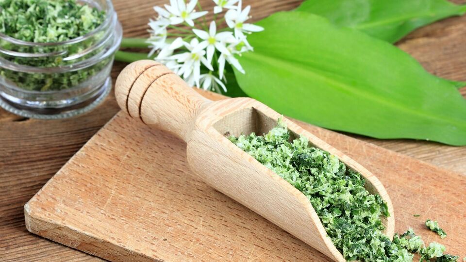 Зелена трав'яна сіль надовго зберігає аромат свіжих страв