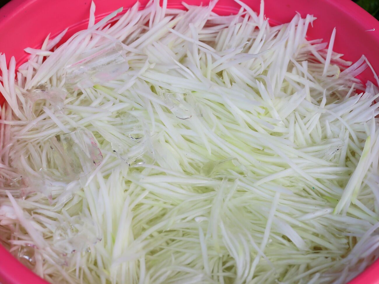 Щоб капуста була хрумкою, а не м'якою, її потрібно нарізати більшими шматками