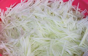 Щоб капуста була хрумкою, а не м'якою, її потрібно нарізати більшими шматками