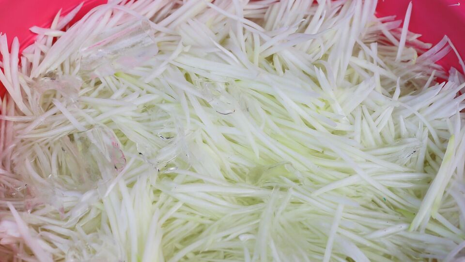 Чтобы капуста была хрустящая, а не мягкая, ее нужно нарезать более крупно