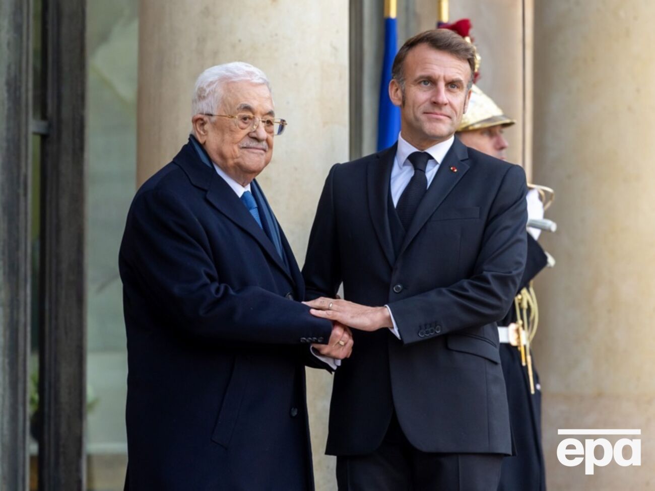 Макрон встретился с Аббасом в Елисейском дворце 11 ноября
