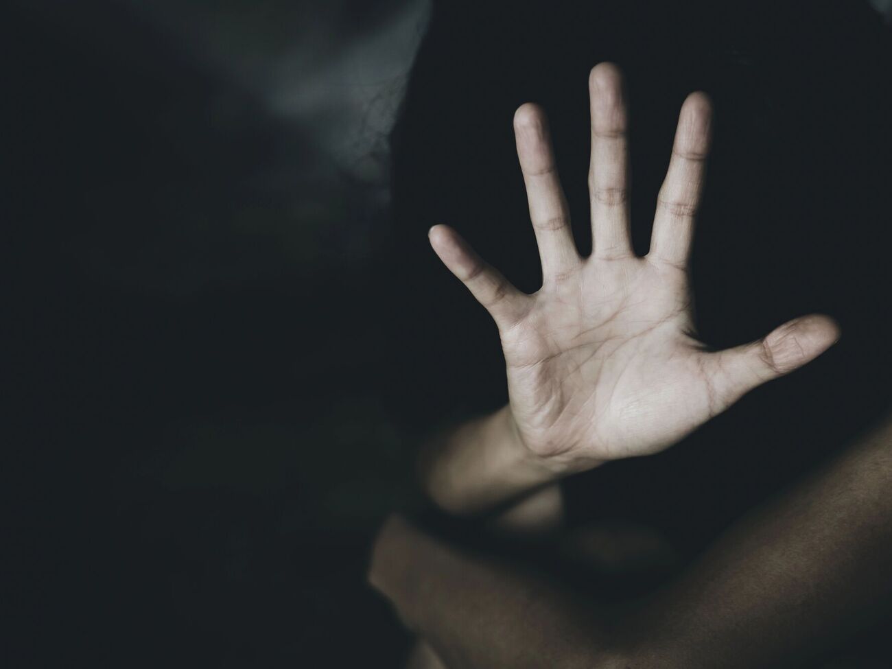 Зґвалтування є грубим порушенням Женевських конвенцій, їх кваліфікують як воєнні злочини