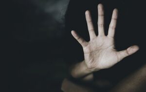 Зґвалтування є грубим порушенням Женевських конвенцій, їх кваліфікують як воєнні злочини