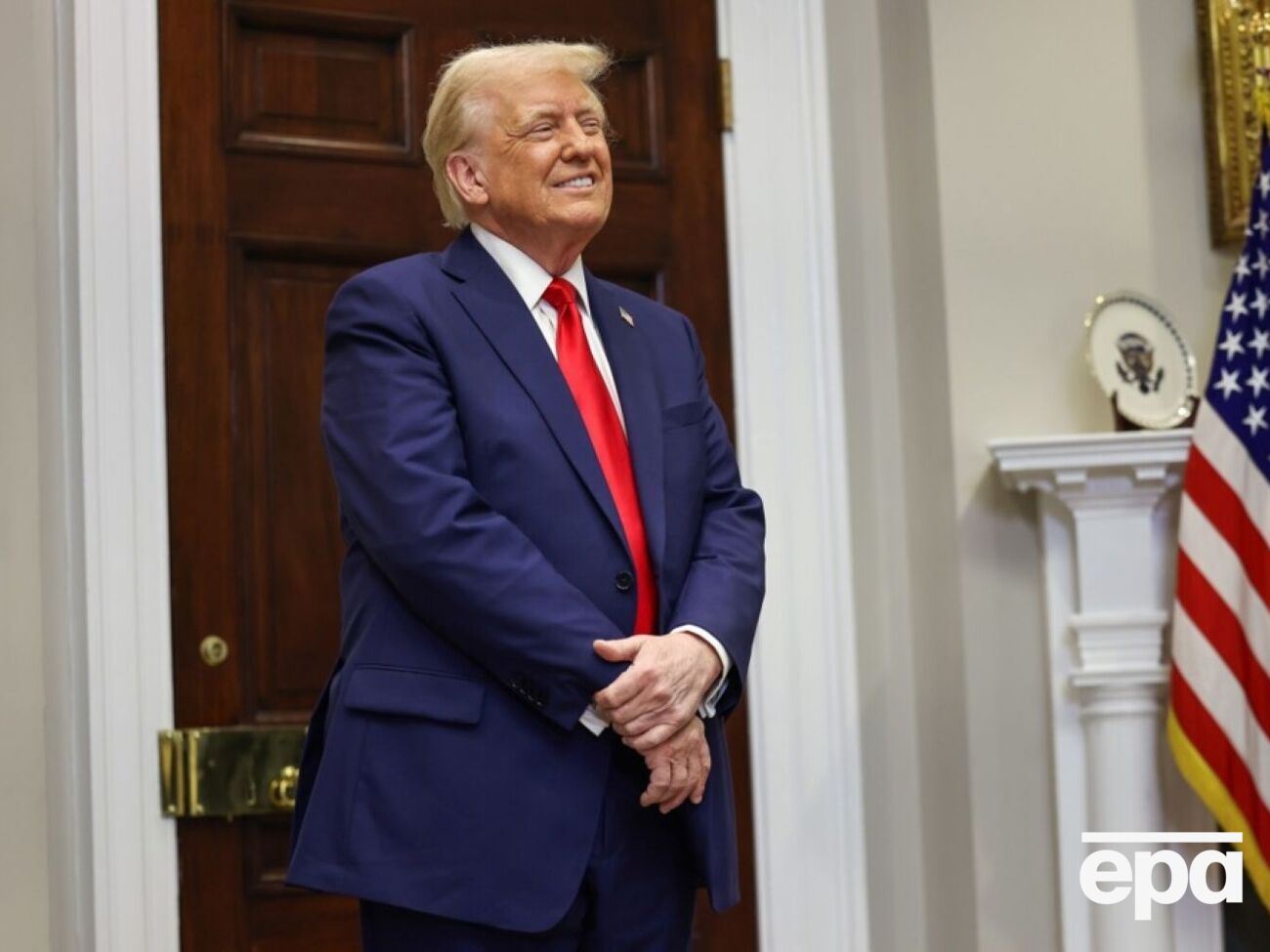 Один флакон Трамп подарил президенту Сирии, другой попросил передать его жене