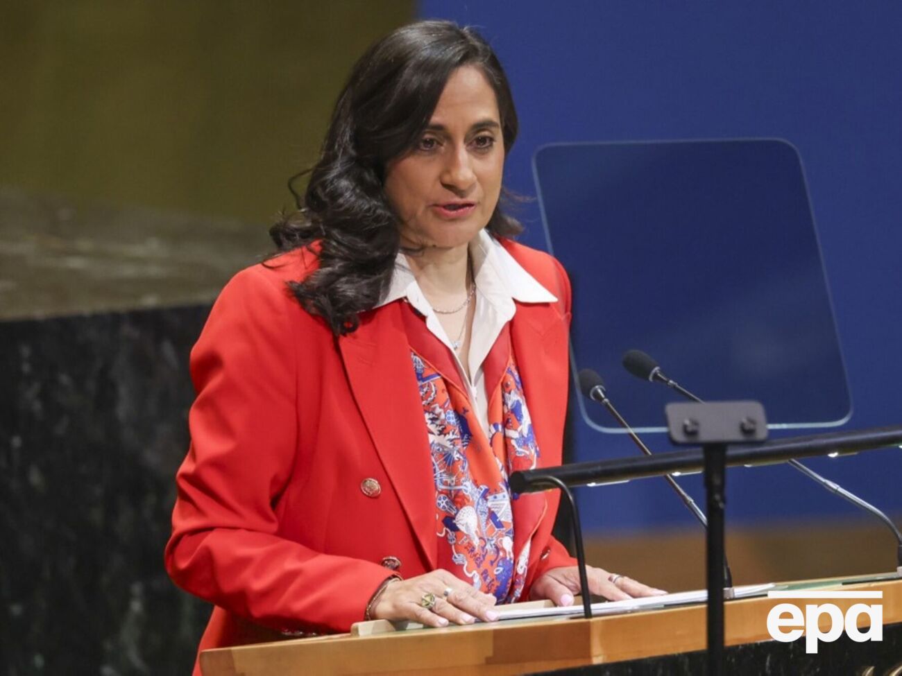 Ананд пояснила, что под санкции попали 13 физических лиц и 11 организаций, а также 100 судов из "теневого флота"