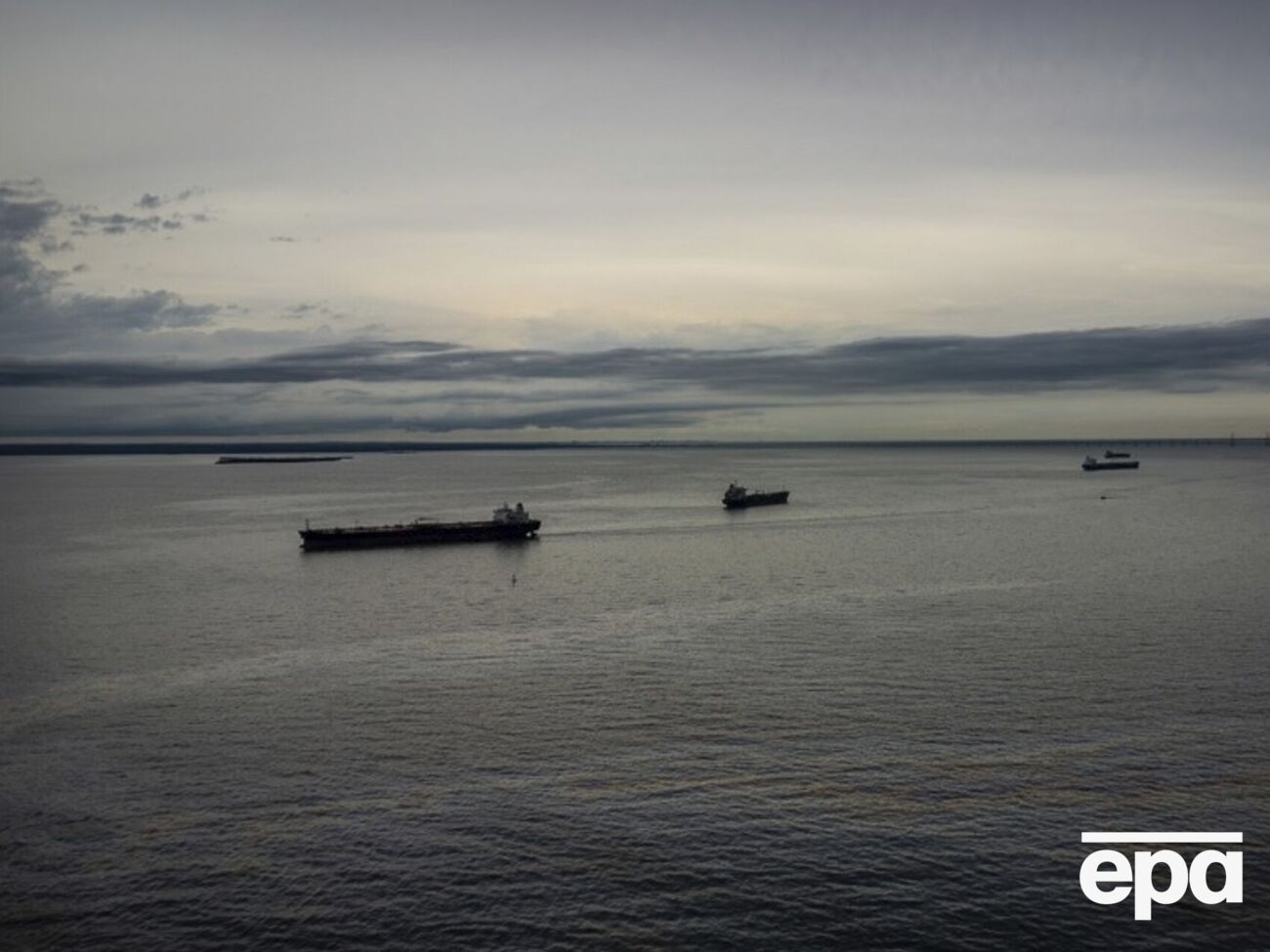 Объемы морских поставок российской нефти в последние недели выросли, отметило Bloomberg