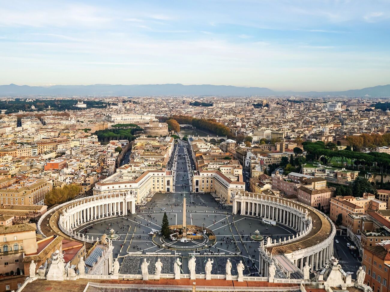 Омон заявляла, что в откровениях говорилось о необходимости построить 738-метровый крест