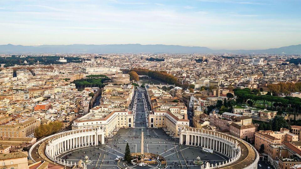 Омон заявляла, что в откровениях говорилось о необходимости построить 738-метровый крест