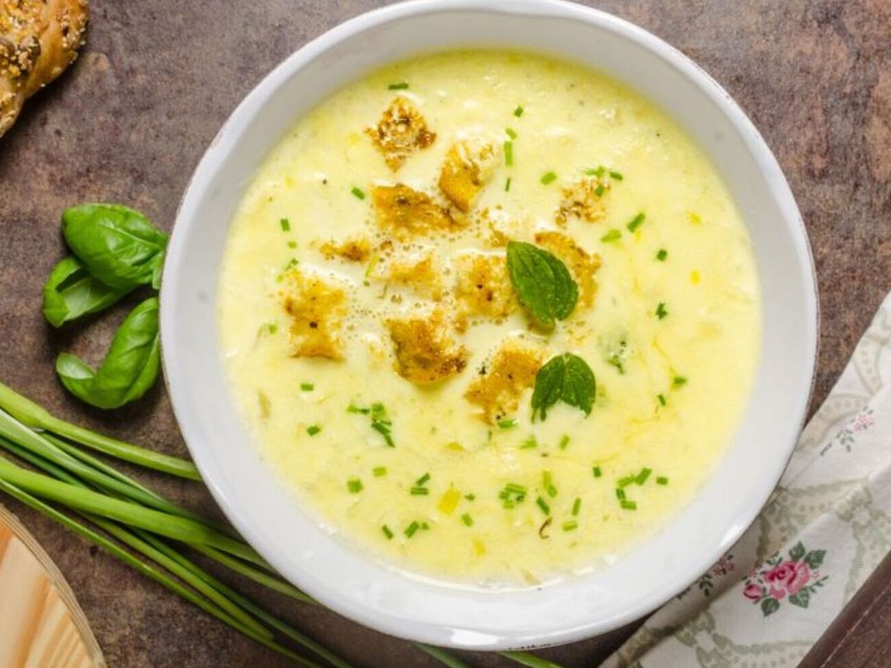 Перед подачей добавьте в суп поджаренный хлеб