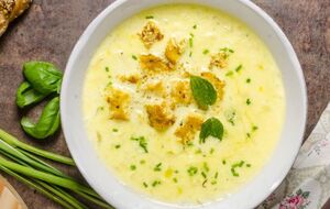 Перед подаванням додайте в суп підсмажений хліб