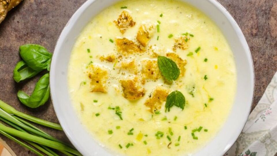 Перед подачей добавьте в суп поджаренный хлеб