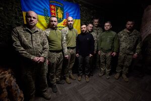 Зеленський поспілкувався з військовими і вручив їм нагороди