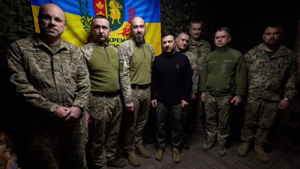 Зеленский пообщался с военными и вручил им награды