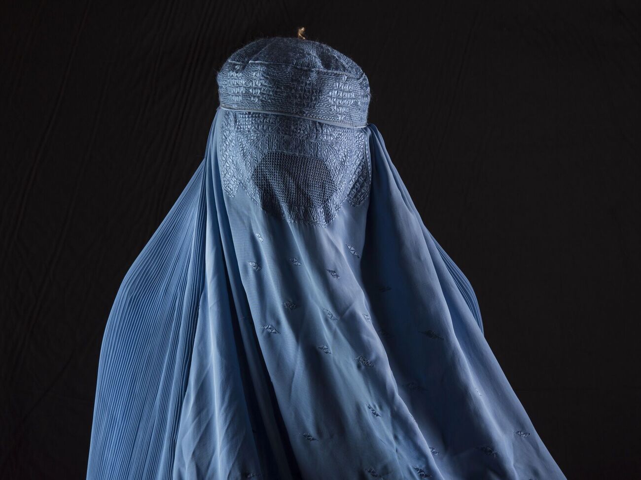 "Талібан" примушує одягати паранджу, щоб увійти до лікарень, шкіл і державних установ