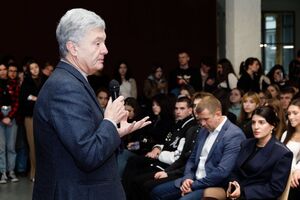 Гладких: Через Порошенка Україна довго не могла вирватися з російських кривавих обіймів