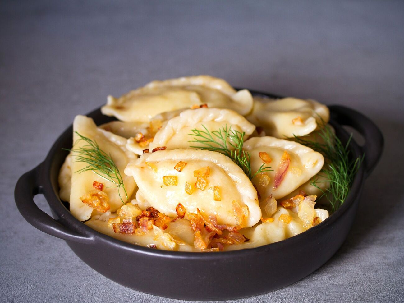 После того, как тесто заварится кипятком, в него нужно добавить растительное масло