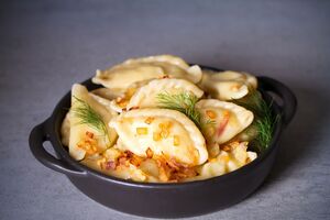 Після того як тісто завариться окропом, у нього потрібно додати олію