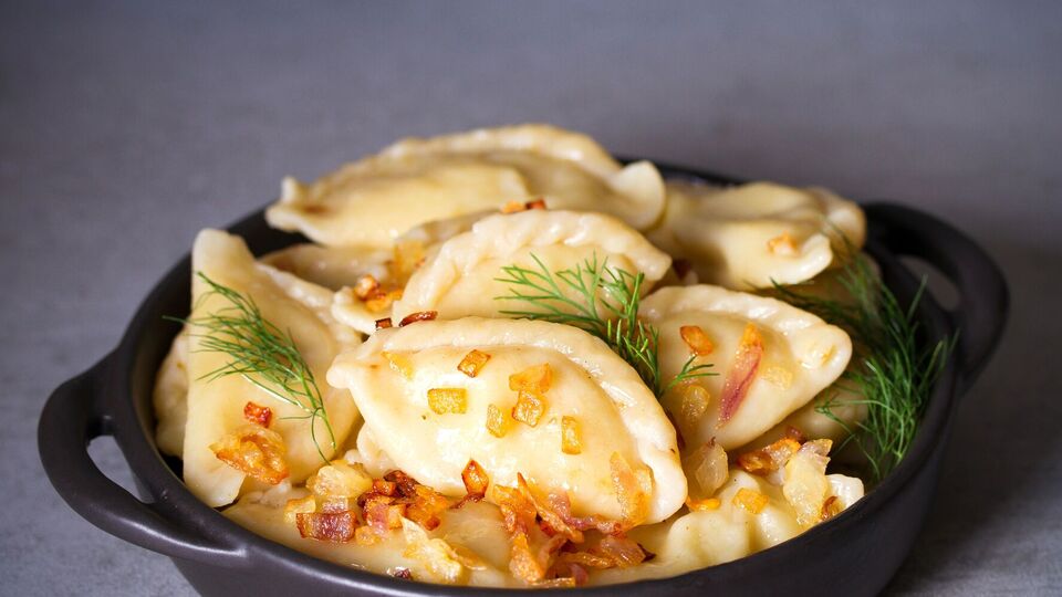 После того, как тесто заварится кипятком, в него нужно добавить растительное масло