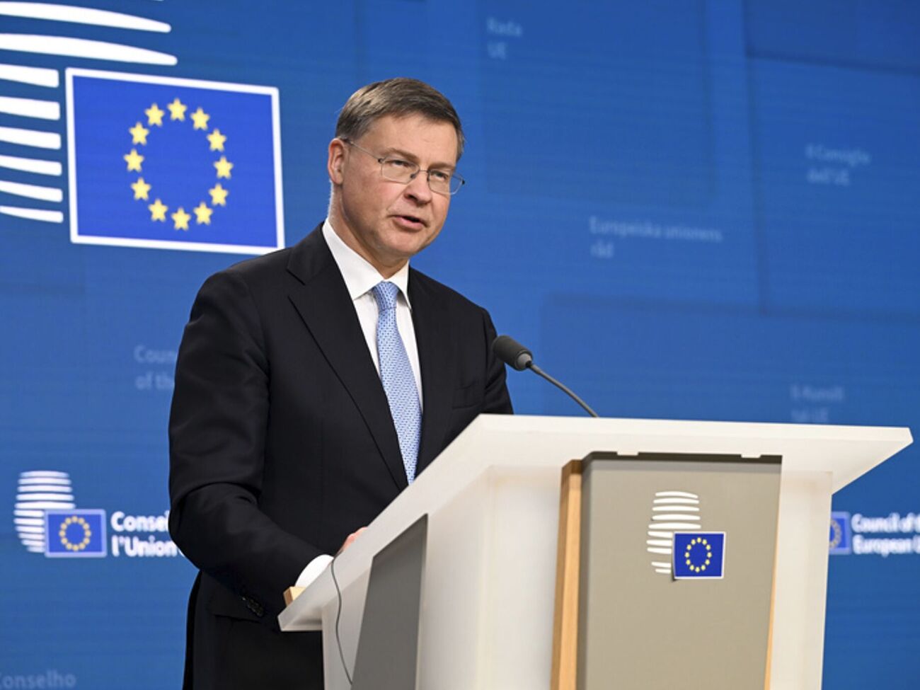 ЄК перебуває в контакті з владою Японії щодо питання "репараційної позики" для України, розповів Домбровскіс