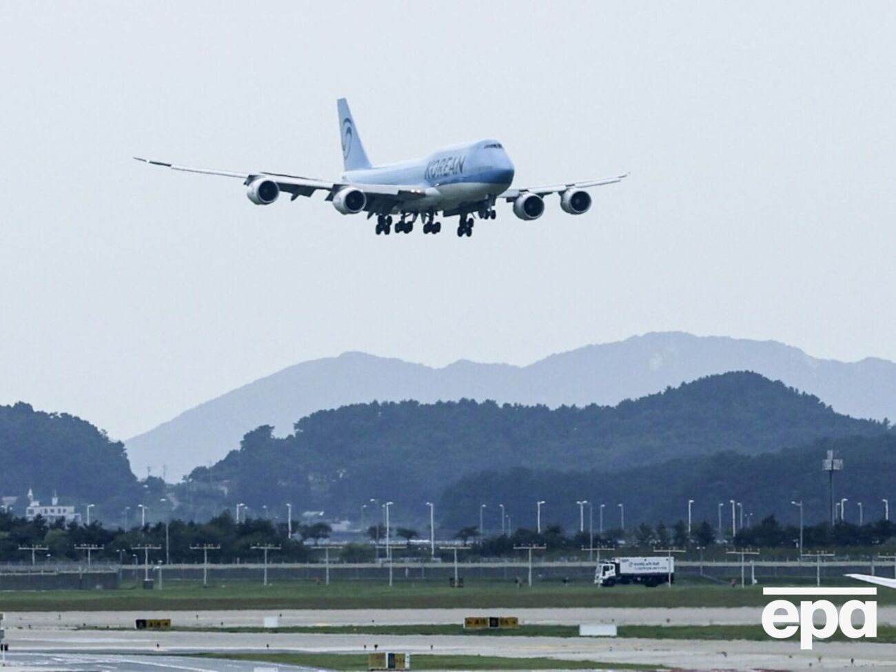 Деякі борти були змушені кружляти поблизу аеропортів