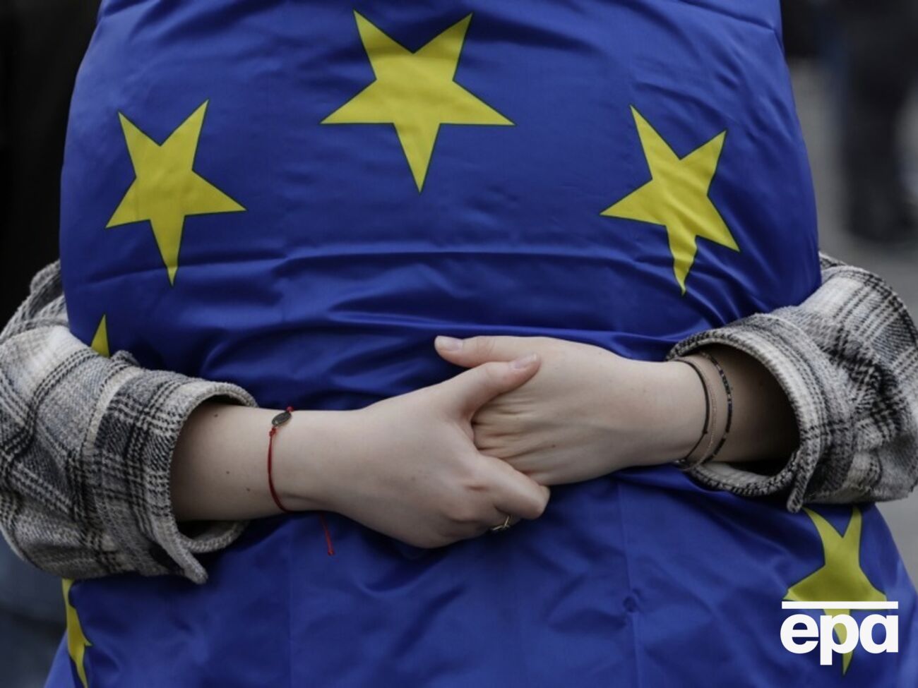 Посадовець одного з урядів ЄС зазначив, що "президент має всіх заспокоїти", ідеться у статті