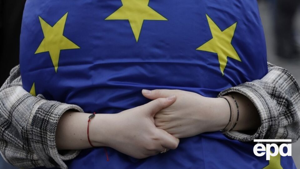 Посадовець одного з урядів ЄС зазначив, що "президент має всіх заспокоїти", ідеться у статті