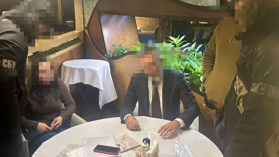 Правоохранители задержали подозреваемого при получении $160 тыс.