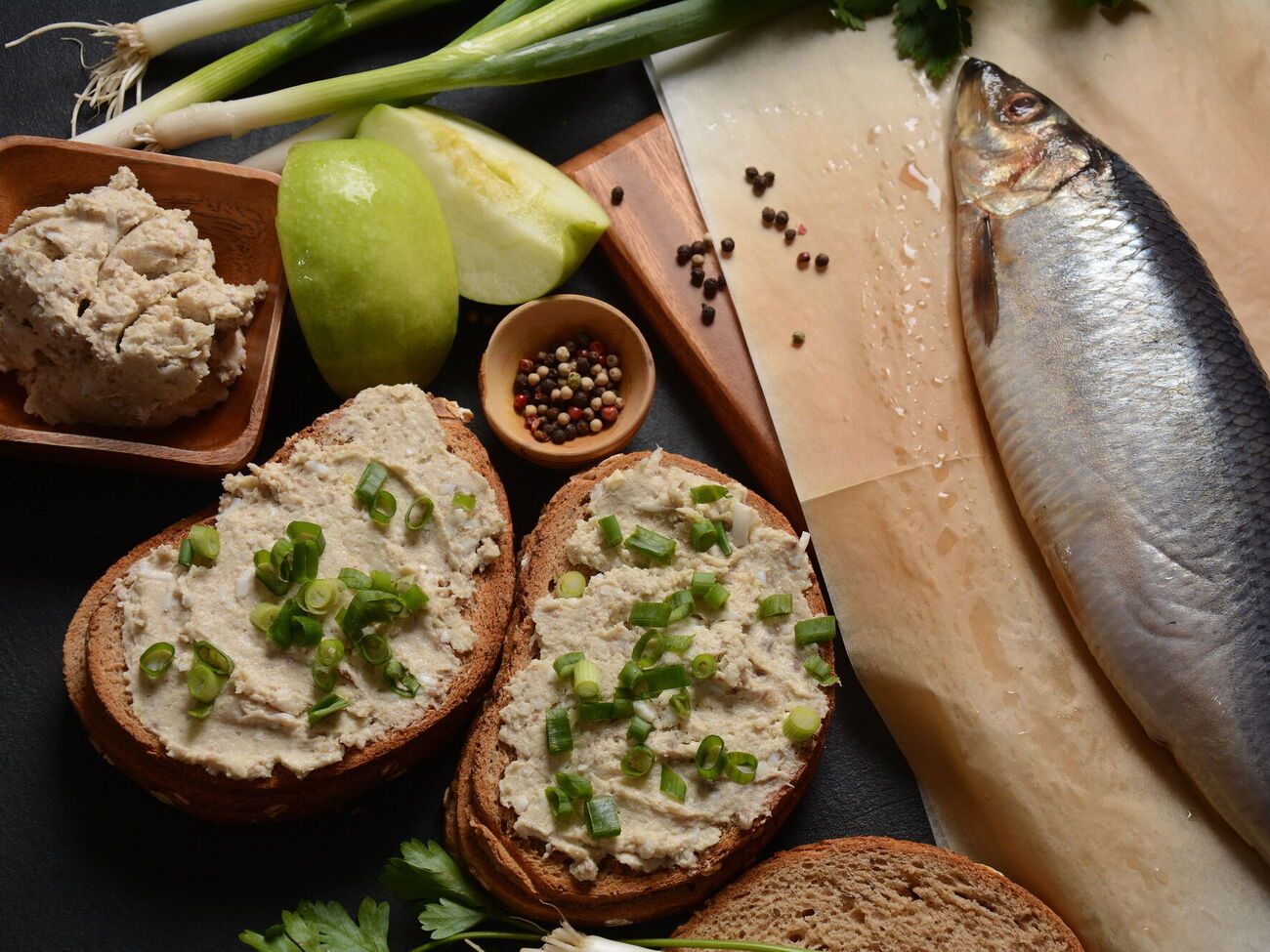 Филе для форшмака по-одесски нужно мелко нарезать ножом и ни в коем случае не перемалывать в мясорубке