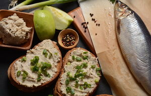 Филе для форшмака по-одесски нужно мелко нарезать ножом и ни в коем случае не перемалывать в мясорубке