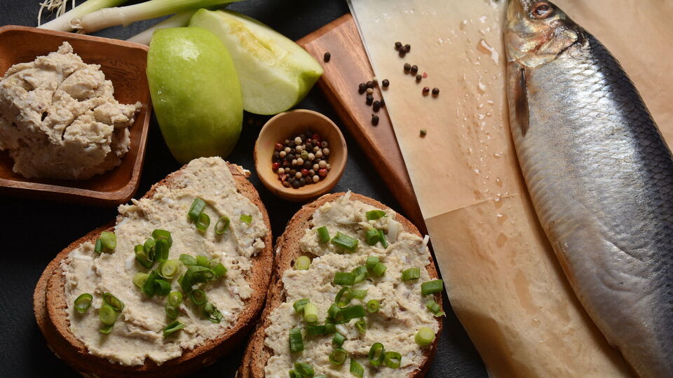 Филе для форшмака по-одесски нужно мелко нарезать ножом и ни в коем случае не перемалывать в мясорубке